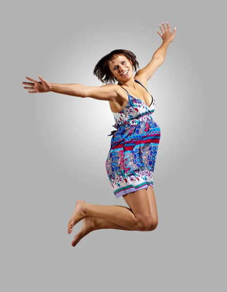 Mujer joven bailando y saltando ... — Foto de Stock