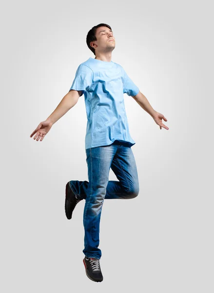 Junger Mann tanzt und springt — Stockfoto