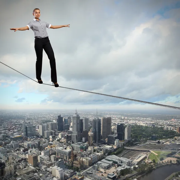 Equilibrar empresária e paisagem urbana — Fotografia de Stock