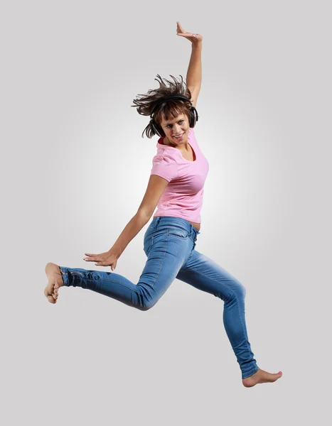 Mujer joven bailando y saltando — Foto de Stock