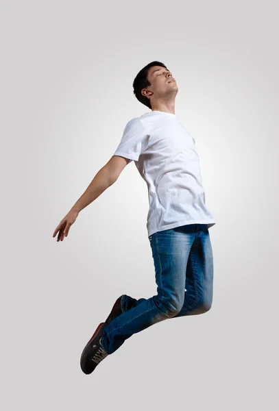 Joven bailando y saltando —  Fotos de Stock