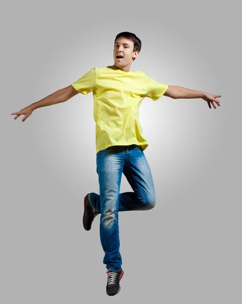 Ung man dansar och hoppar — Stockfoto