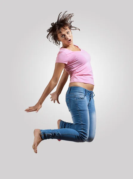 Mujer joven bailando y saltando — Foto de Stock