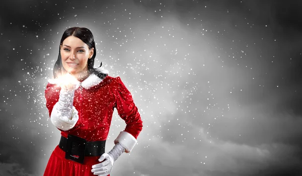 Портрет девушки в одежде Санта-Клауса — стоковое фото