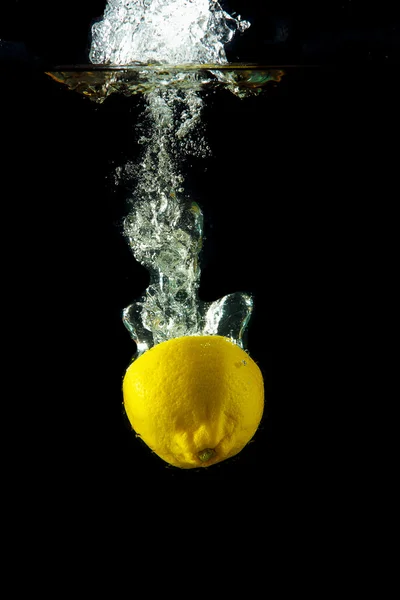 Fresh lemon under water — Stock Photo, Image