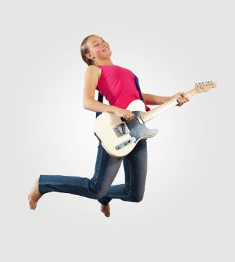 elektro gitar çalmaya ve atlama genç kadın