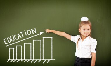 blackboard yakınındaki scoolgirl ayakta