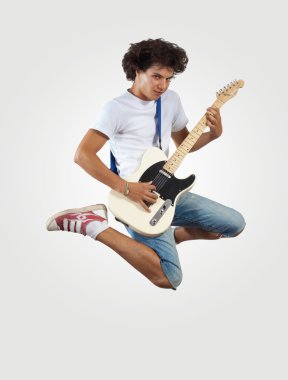 elektro gitar çalmaya ve atlama genç adam