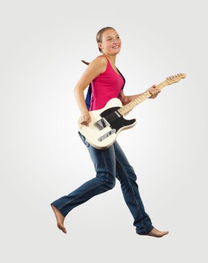 elektro gitar çalmaya ve atlama genç kadın