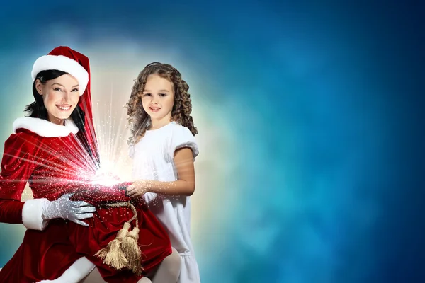 Niña con regalos de Navidad y santa — Foto de Stock