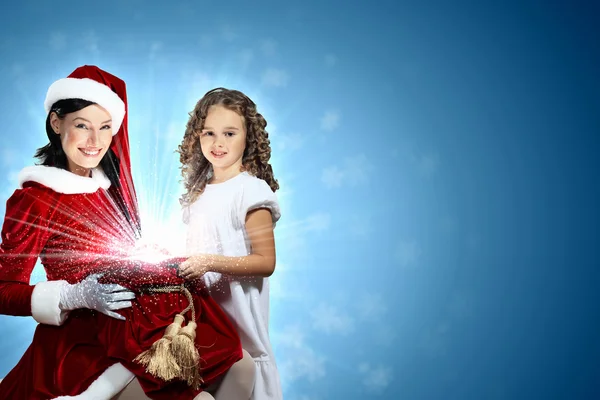 Petite fille avec cadeaux de Noël et Père Noël — Photo