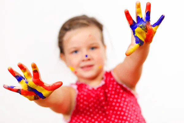 Glückliches Kind mit Farbe auf den Händen — Stockfoto