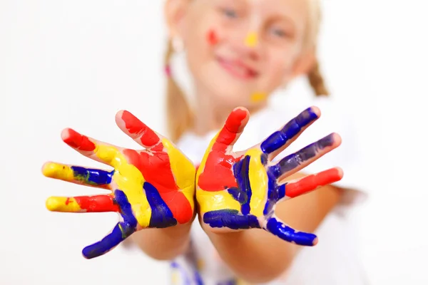 Gelukkig kind met verf op de handen — Stockfoto