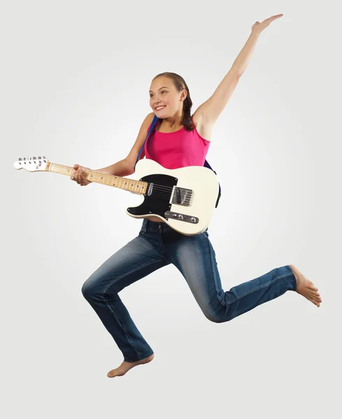 Mujer joven tocando en la guitarra eléctrica y saltando —  Fotos de Stock