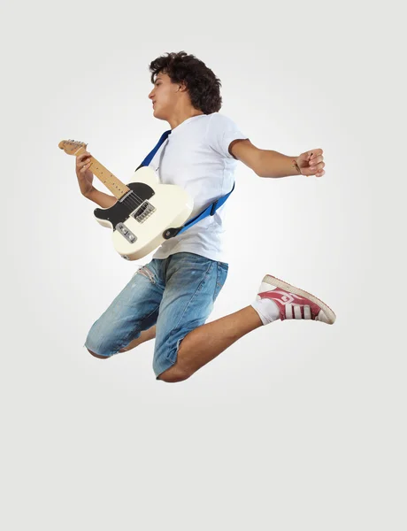 Joven tocando en la guitarra electro y saltando —  Fotos de Stock