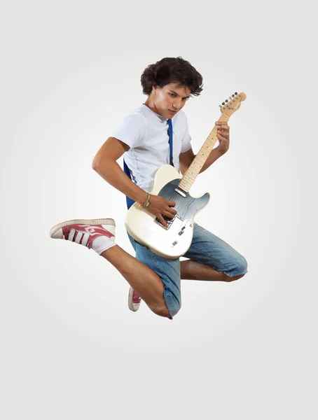 젊은 남자 전기 기타 연주 및 점프 — 스톡 사진