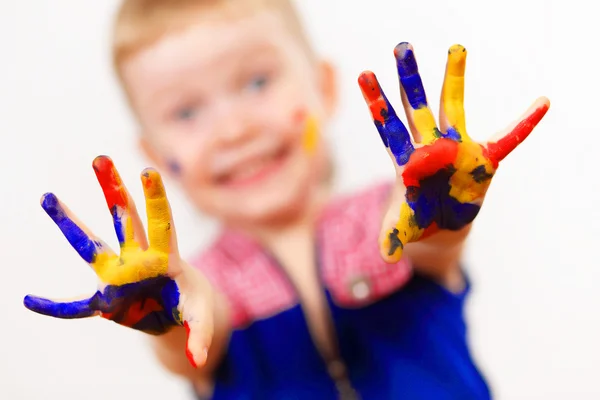 Gelukkig kind met verf op de handen — Stockfoto