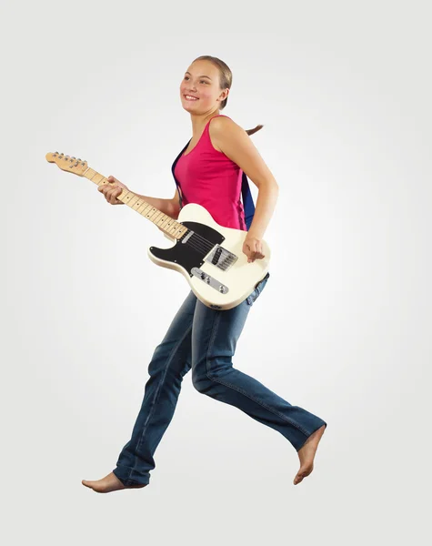 若い女性の電気ギター演奏とジャンプ — ストック写真