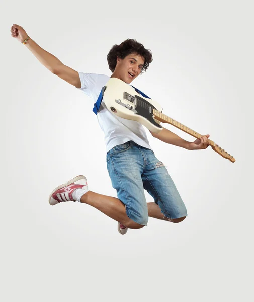 Joven tocando en la guitarra electro y saltando — Foto de Stock