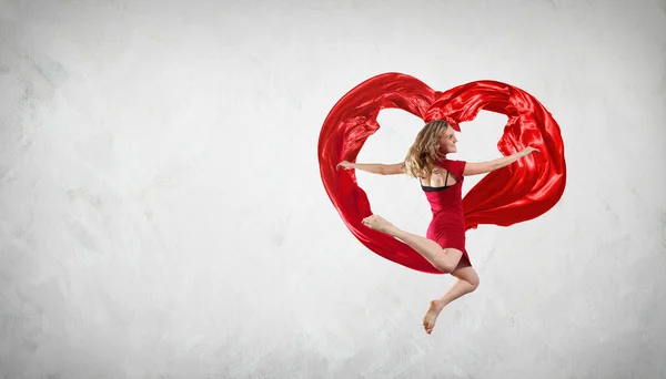 Tanec mladá žena s létáním tkanina — Stock fotografie
