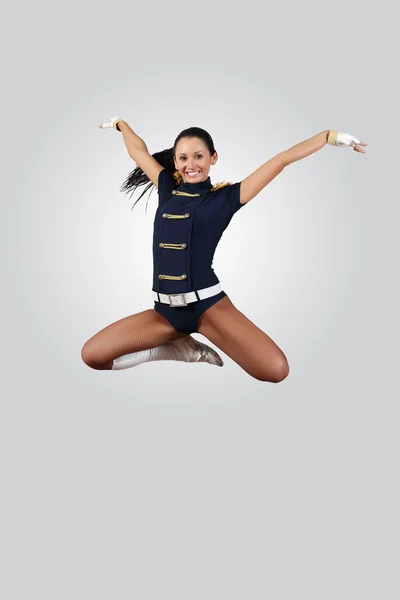 Joven bailarina femenina sobre fondo blanco — Foto de Stock