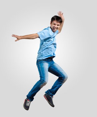Genç adam dans ediyor ve zıplıyor