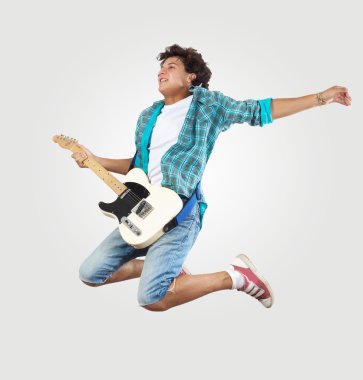 elektro gitar çalmaya ve atlama genç adam
