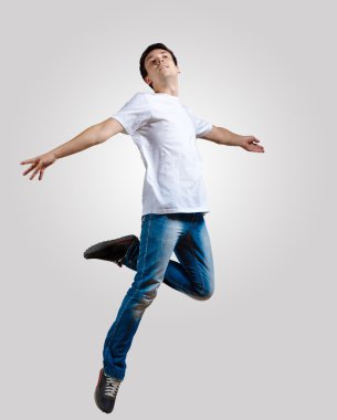 Genç adam dans ediyor ve zıplıyor