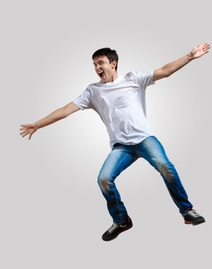 Genç adam dans ediyor ve zıplıyor