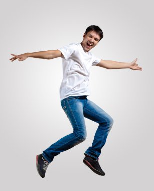 Genç adam dans ediyor ve zıplıyor