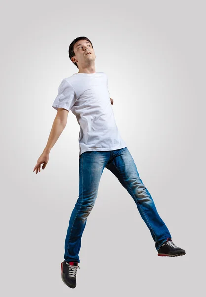 Молодой человек танцует и прыгает — стоковое фото