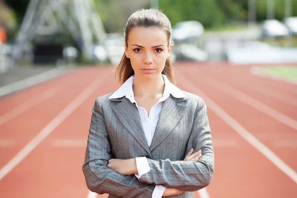 Geschäftsfrau im Leichtathletikstadion — Stockfoto