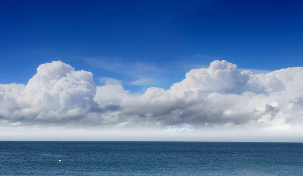 Cielo blu e sole. — Foto Stock