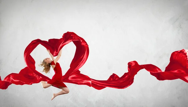 Jeune femme dansante avec tissu volant — Photo