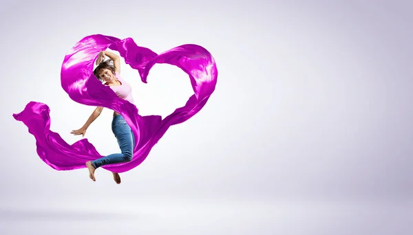 Jeune femme dansante avec tissu volant — Photo