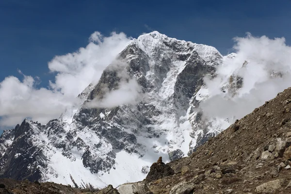 Schneebedeckte Berge — Stockfoto