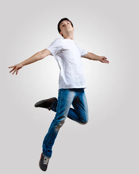 Młody człowiek tańczy i skacze — Zdjęcie stockowe