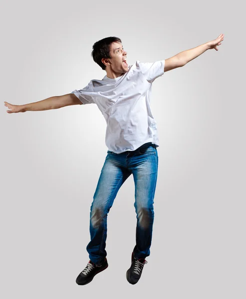 Joven bailando y saltando — Foto de Stock