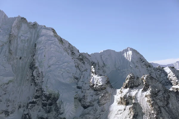 Schneebedeckte Berge — Stockfoto