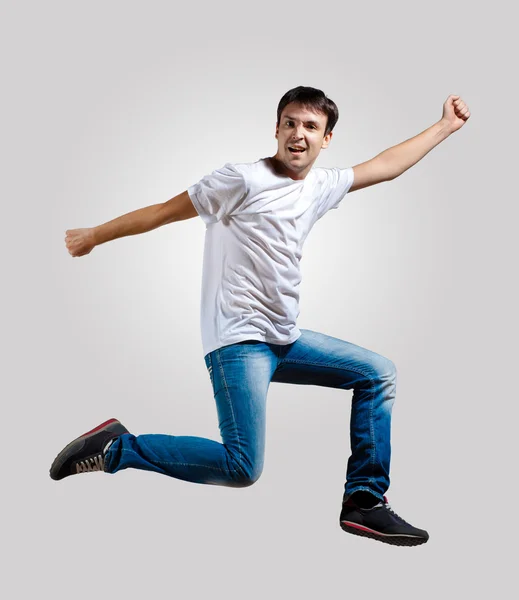 Joven bailando y saltando — Foto de Stock