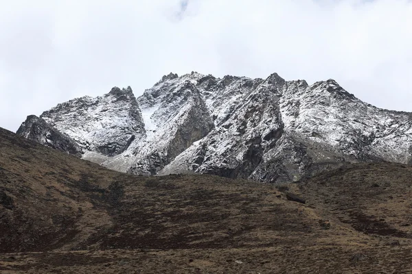 Montanhas nevadas — Fotografia de Stock