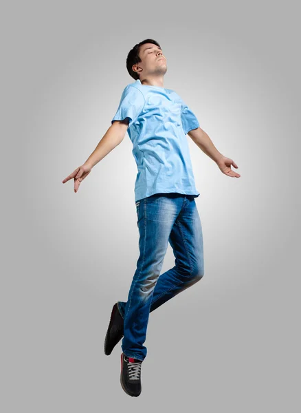 Jeune homme dansant et sautant — Photo