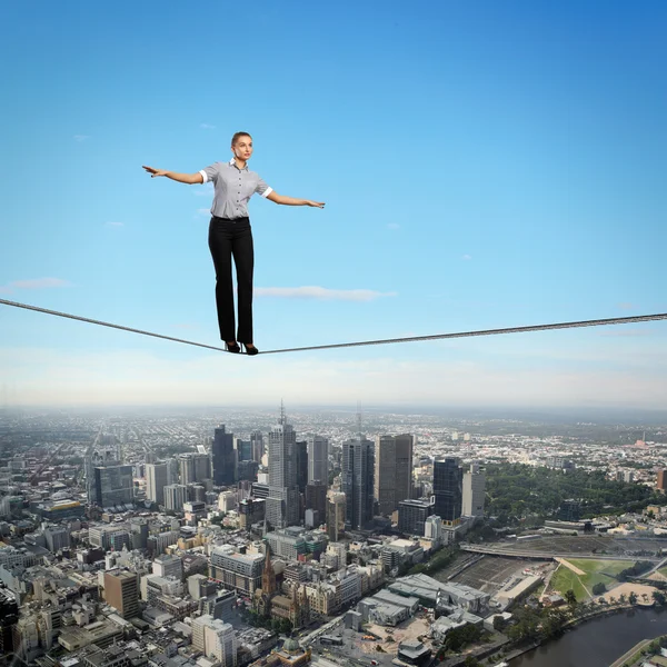 Equilibrio entre mujer de negocios y paisaje urbano — Foto de Stock