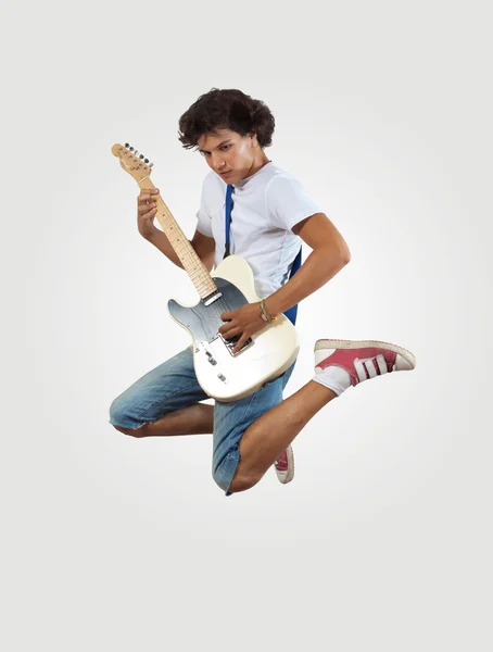 Joven tocando en la guitarra electro y saltando — Foto de Stock