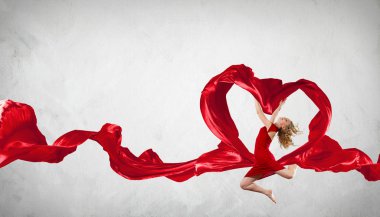 kumaş uçan ile dans eden genç bir kadın