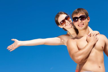 mutlu genç çiftin birlikte sahilde