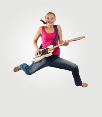 elektro gitar çalmaya ve atlama genç kadın