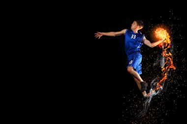 Topu olan bir basketbolcu