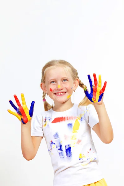 Criança feliz com tinta nas mãos — Fotografia de Stock
