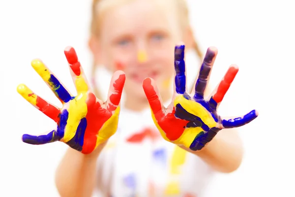 Счастливый ребенок с краской на руках — стоковое фото